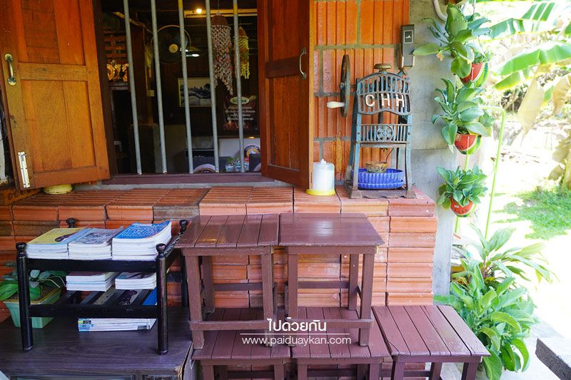 นั่งเล่นหน้าเล Bistro Cafe