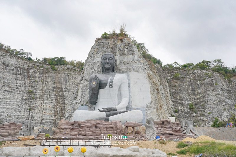 พระพุทธรูปแกะสลักหน้าผาหิน 