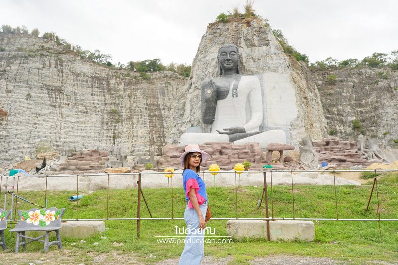 พระพุทธรูปแกะสลักหน้าผาหิน 