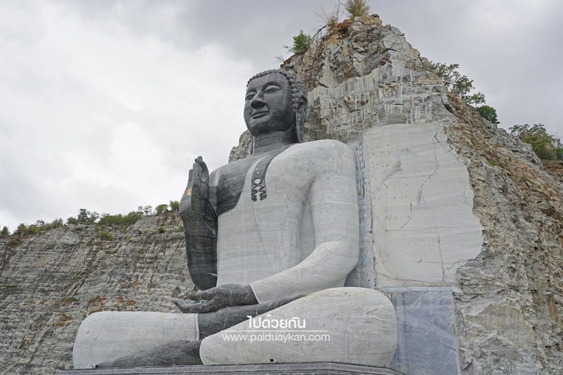 พระพุทธรูปแกะสลักหน้าผาหิน 