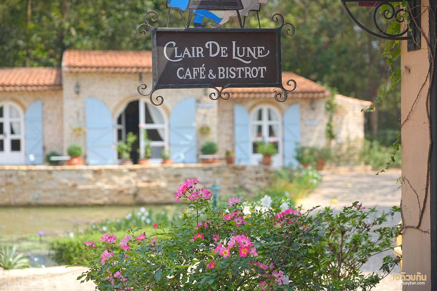 Clair de Lune Café and Bistro