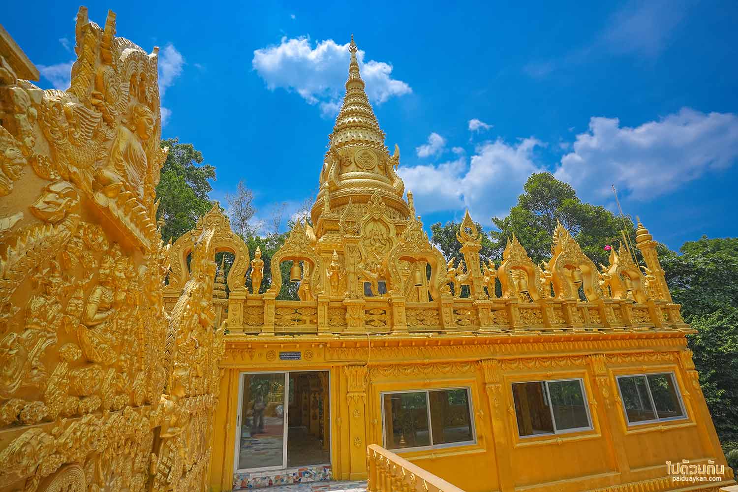 อุโบสถสีทอง