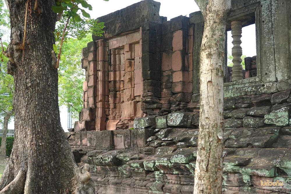 “พลับพลาเปลื้องเครื่อง”